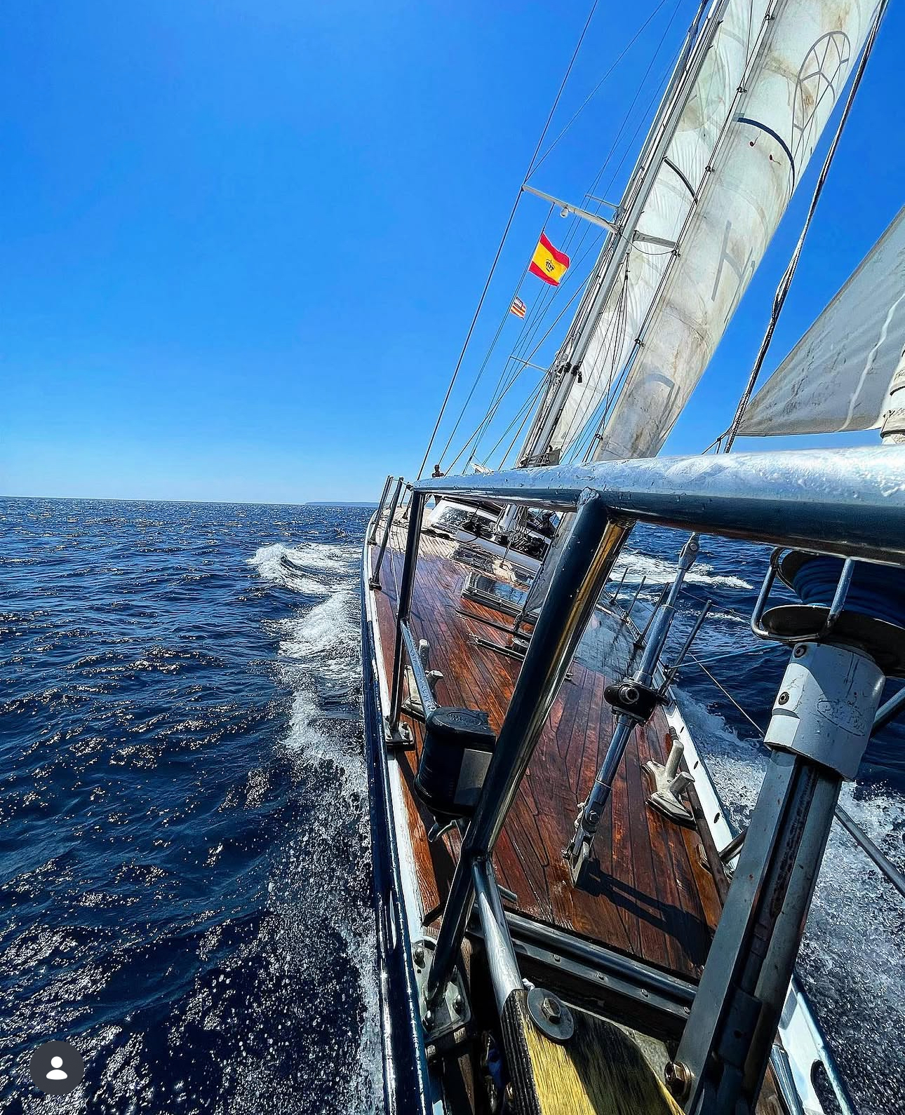 Barca a vela in navigazione in mare aperto