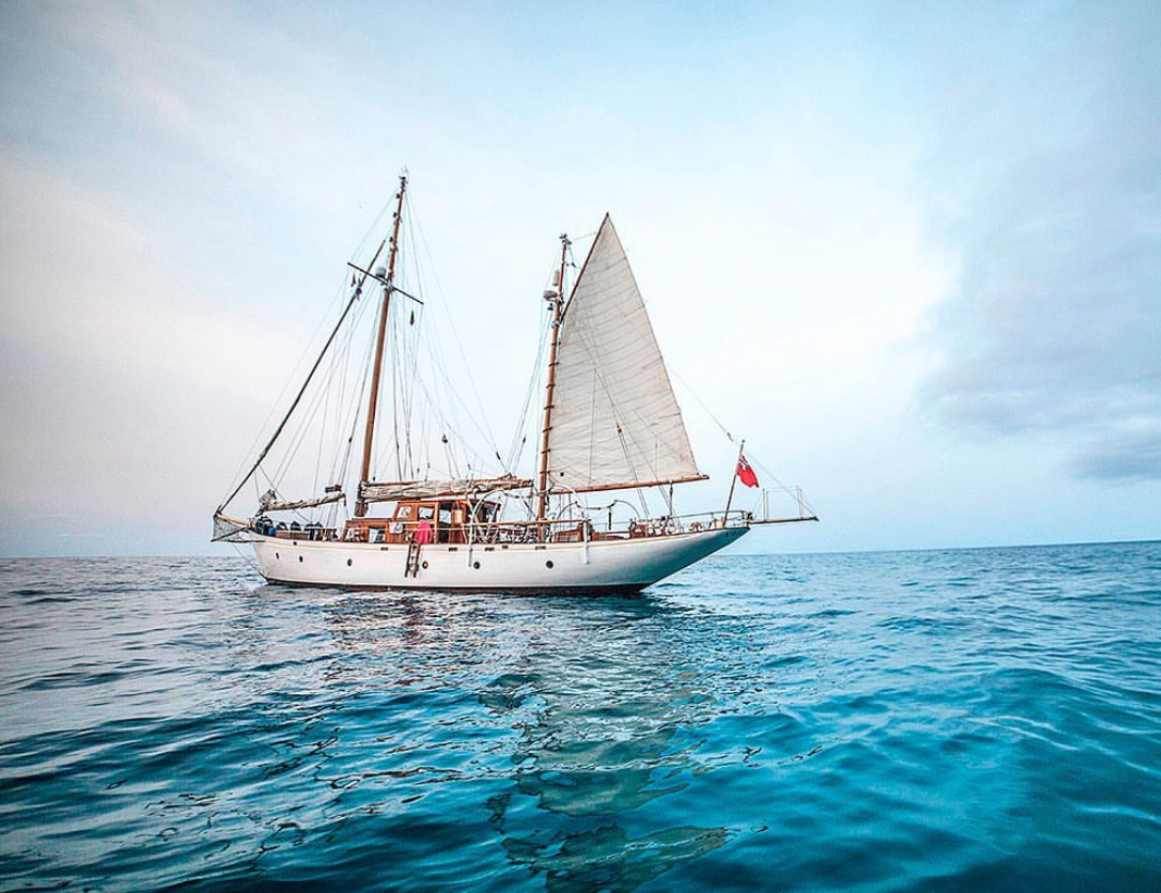 Valdora, yacht classico a due alberi, in navigazione