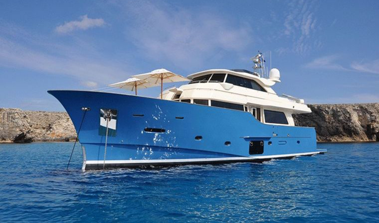Sixtyfive, motor yacht blu all'ancora