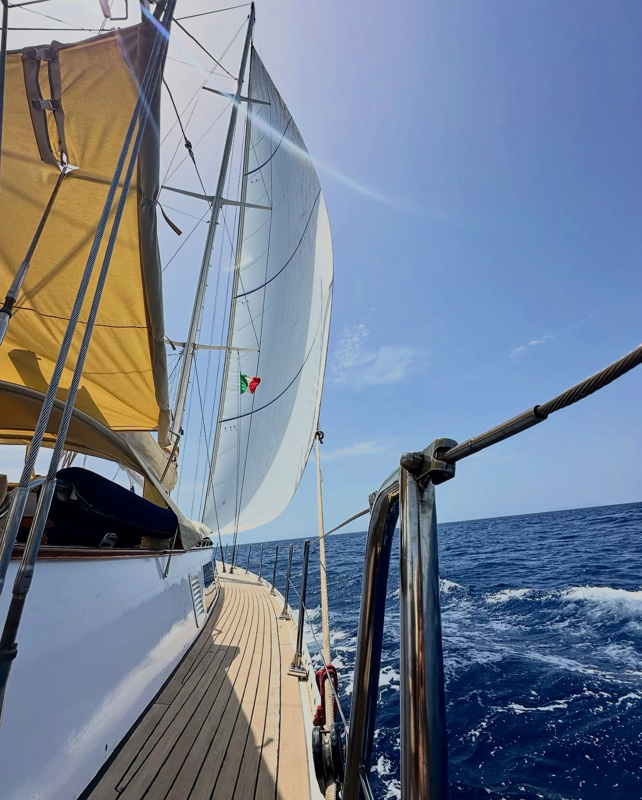 Barca a vela in navigazione con gennaker