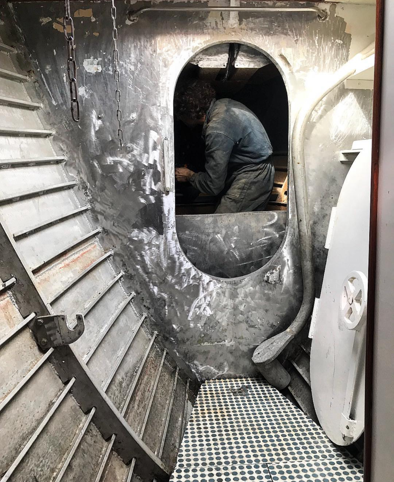 Lavori di refit all’interno di uno scafo in alluminio